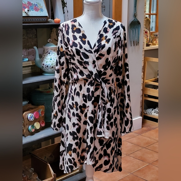 Leopard print faux wrap dress - Picture 1 of 3